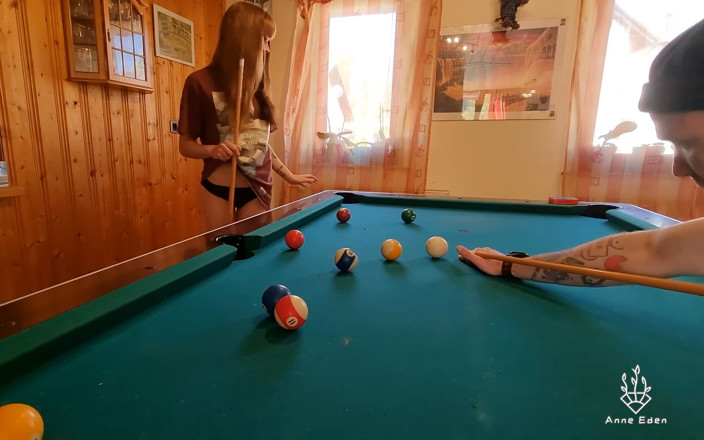 Anne Eden: Sexe sur une table de billard avec show de squirt !