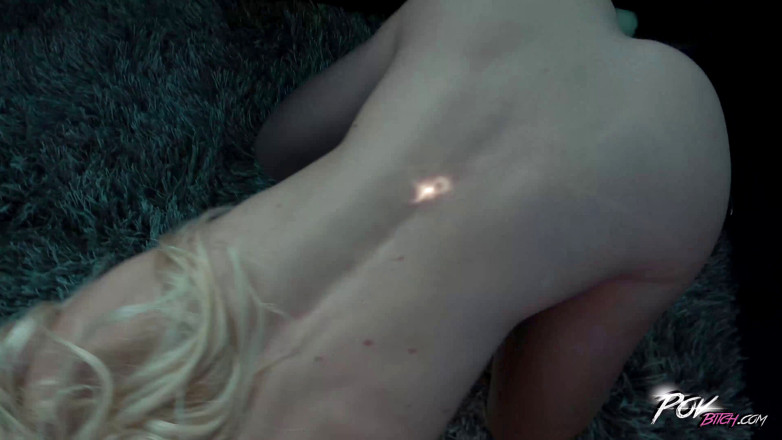 POV Bitch: Rubia linda consigue preñada durante el sexo en el coche