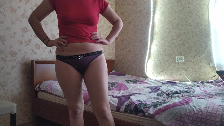 Teen and Milf Female Sex: Дівчина чекає в спальні, щоб отримати великий член в рот