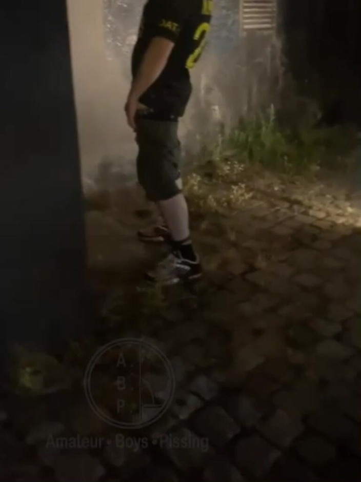 AmateurBoysPissing: Hjälper honom kissa på gatan