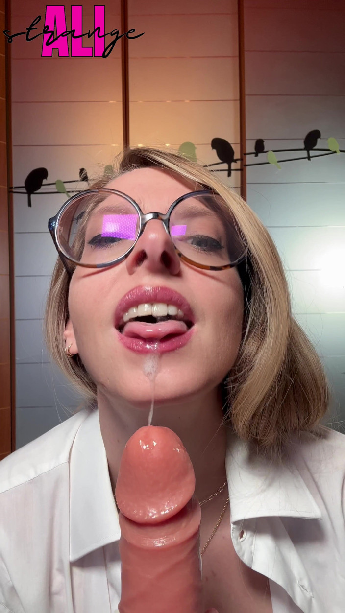 AliStrange: Mokrá Blonďatá Kundička Se Baví Se Svým Robertkem!