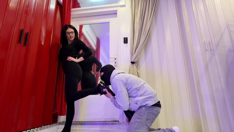 Lady Blackdiamoond: Olízni mi tenisky do čista