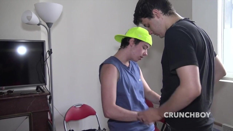 TRANSBOY STUDIO PUSSY MAN: Jonge transboy met een twink