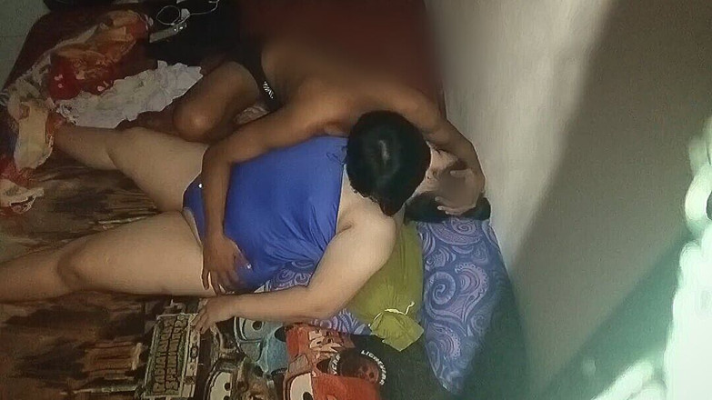 my_wife_chubby: Isteri jiran memakai pakaian dalam seksi dan menggoda