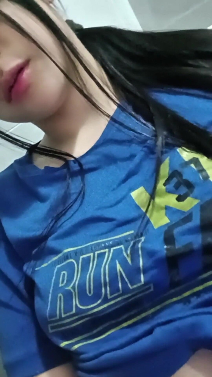 Yulieth Gomez: Adik tiri yang super sange ini lagi asik nyepong kontol...