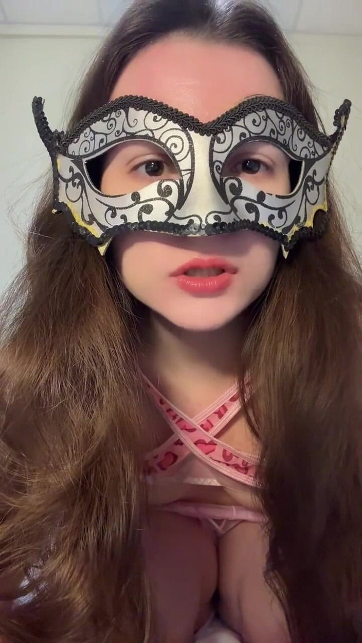 JuliaVeil: 撸管情妇和你的屈服：夹住你的乳头。女性统治。女主调教。用文字羞辱