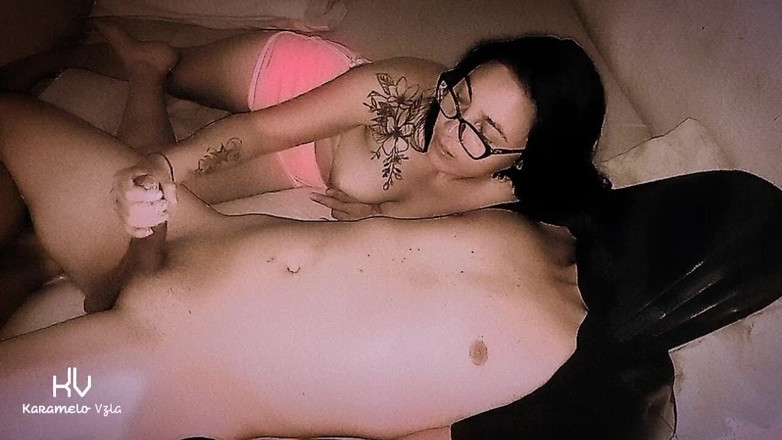 KarameloVzla: Cette femme aime se faire fouetter la bite et les...