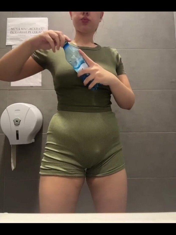 JuiceLussie: Une fille populaire squirte beaucoup 