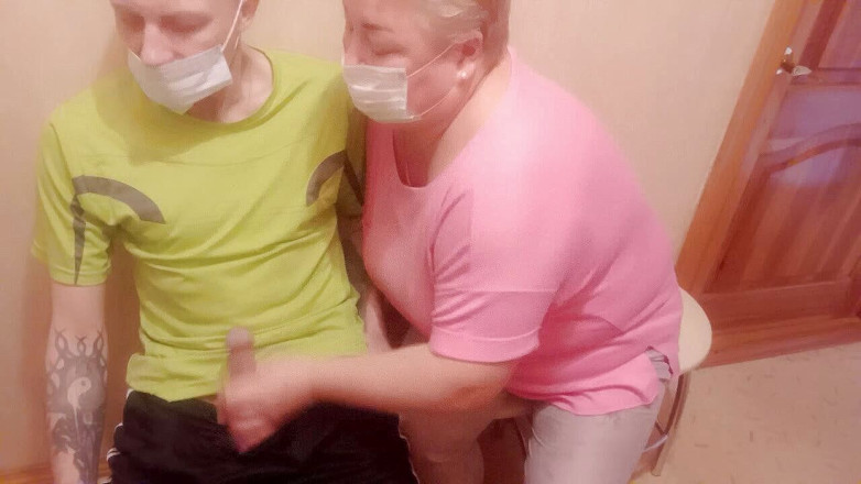 Zona901: Una donna si masturba il mio cazzo nella sala d'attesa