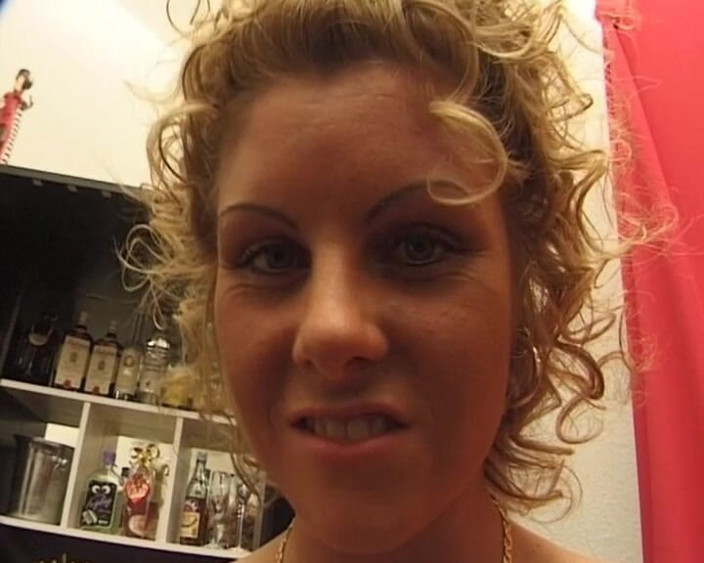 YOUR FIRST PORN: 性感金发香塔尔爱高潮