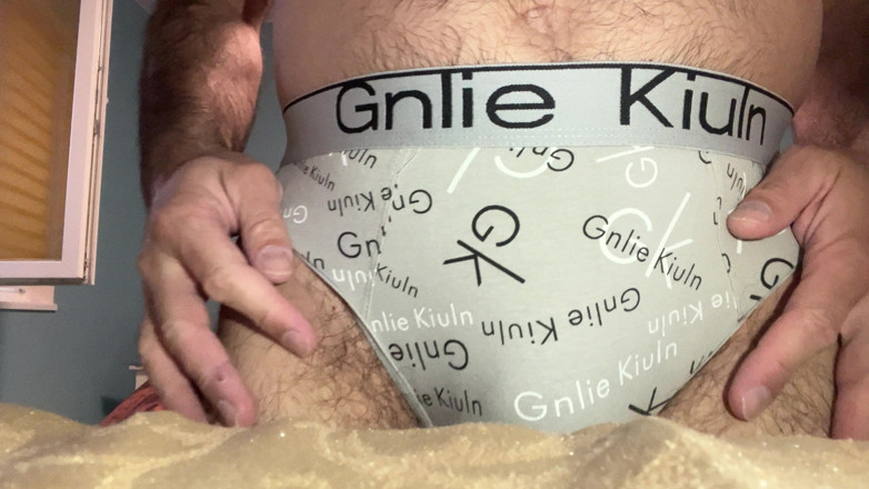 Earl Smile: Earl předvádí své nové kalhoty na měsíc květen 2025