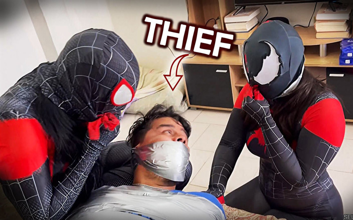 Selfgags femdom bondage: テープギャグが大好きなスパイダーガールズによってミイラ化された男!
