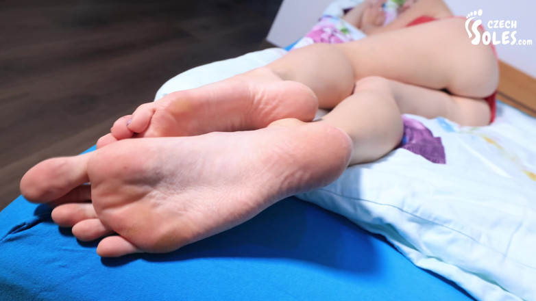 Czech Soles - foot fetish content: Втомлені ноги, довгі пальці ніг і дівчина, яка не може спати (2160p)
