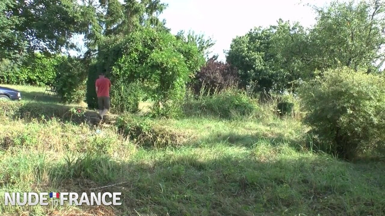Nude in France: Hezká brunetka teen opalování dostane gangbang od jejích 3 sousedů