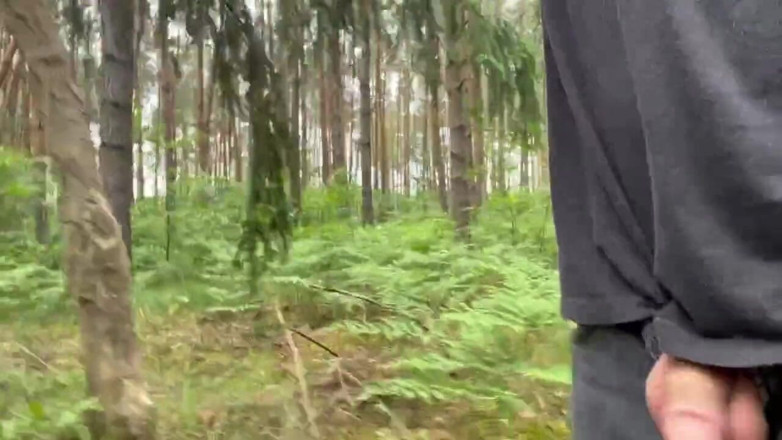 Apomit: Cowok berondong pamer, nyambuk pantat dan masturbasi di hutan