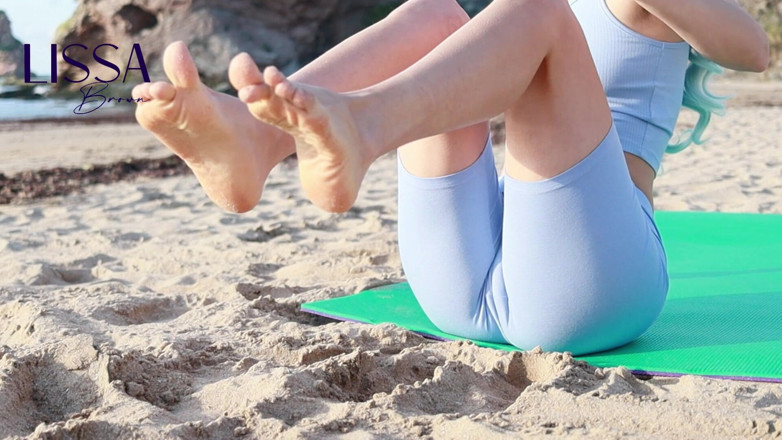 Lissa Brown: Yoga di Pantai Bogel