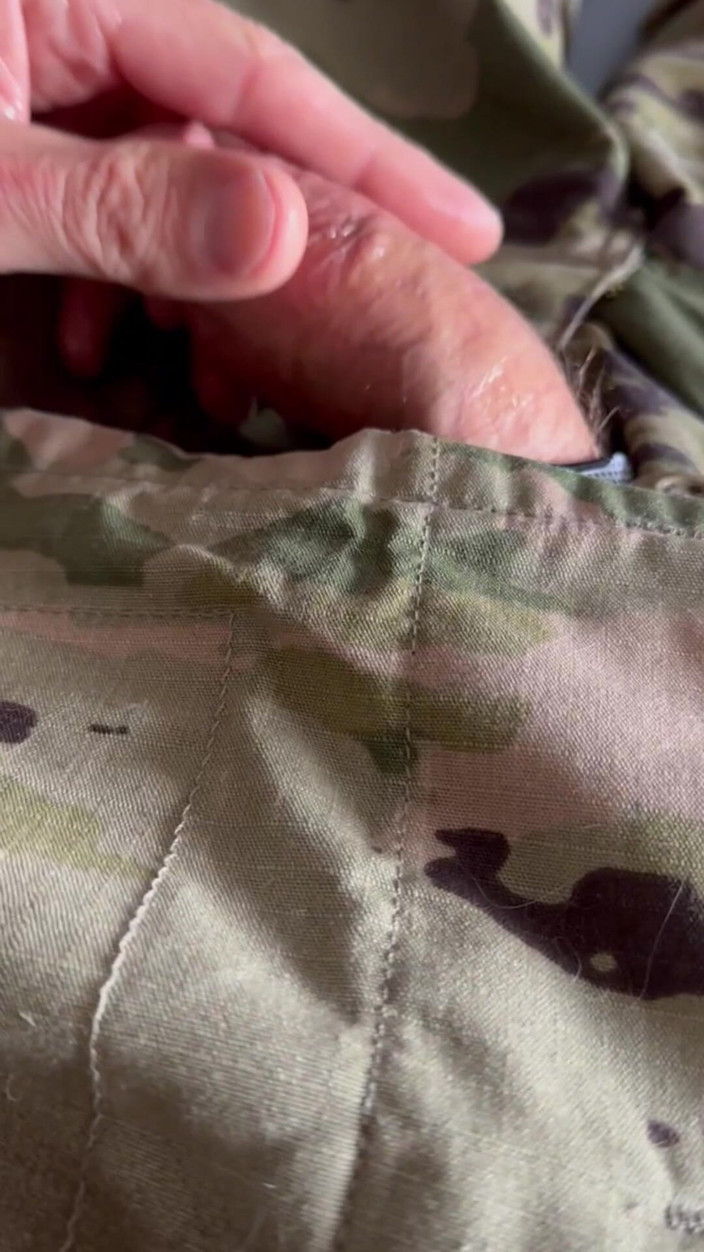 Army Specialist: Armádní solider uniká masivní množství precum při honění a střílení...