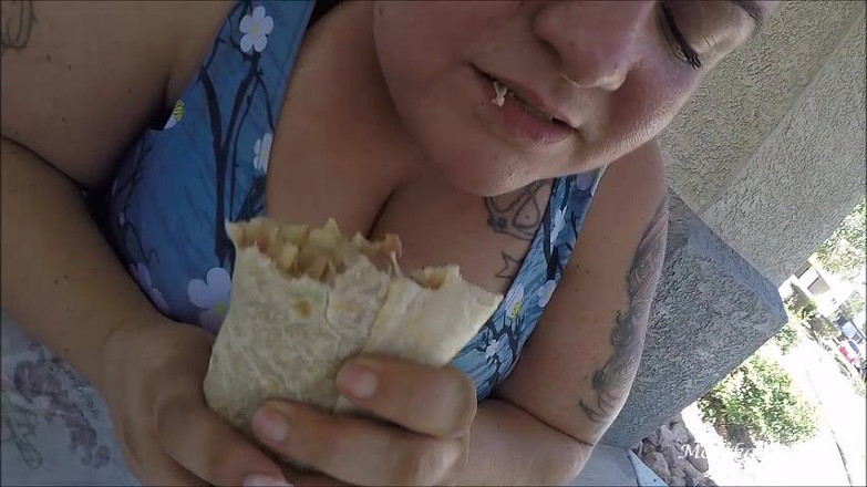 BBW Pleasures: Жиробасина поедает огромный буррито у бассейна