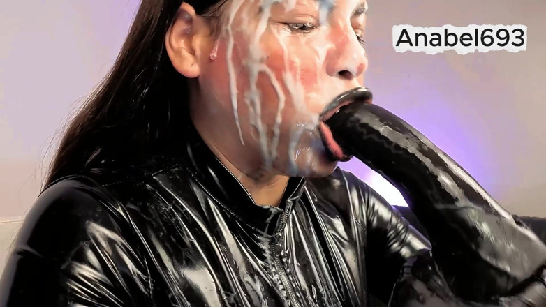 anabel693: Демон у латексі, латексних рукавичках, латексному костюмі і чорних губах, смокчи свій член, плюй слину і кінчай на мене
