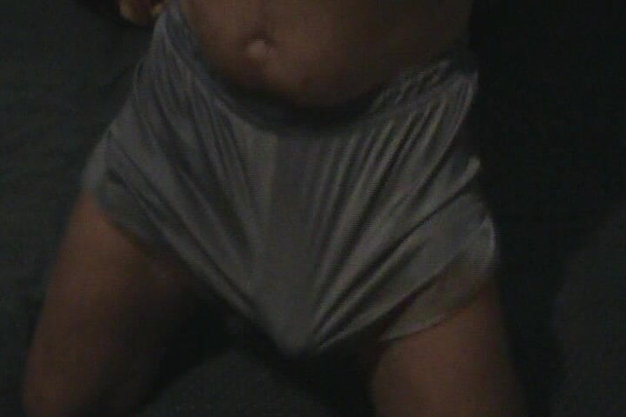 Hugecockblondie: Masturbando mi enorme polla en pantalones cortos de nylon azules.