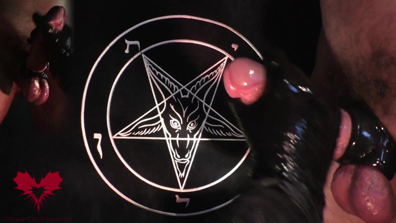 Close Up Extreme: Labă în mănuși din latex - un omagiu lui Baphomet