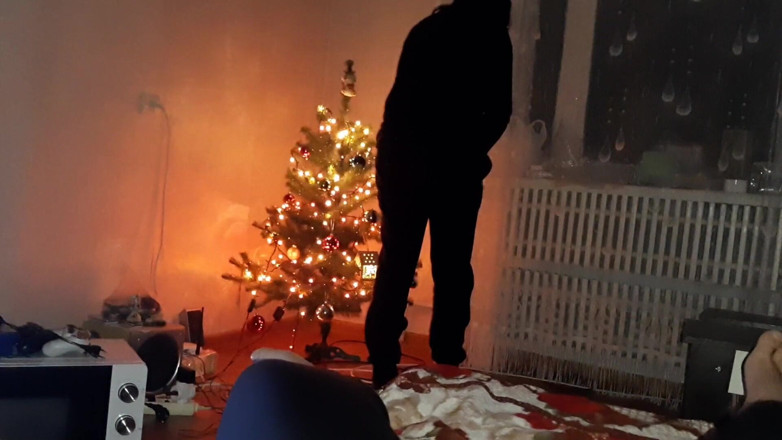 Lesbian-illusion: Pendant que ma belle-mère décore l’arbre, ma copine me lèche...