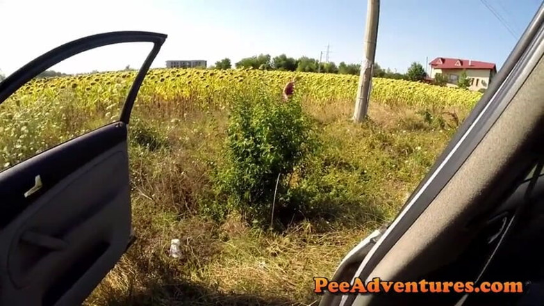 Pee Adventures: Blondă se pișă pe parbriz (vedere din interiorul mașinii)