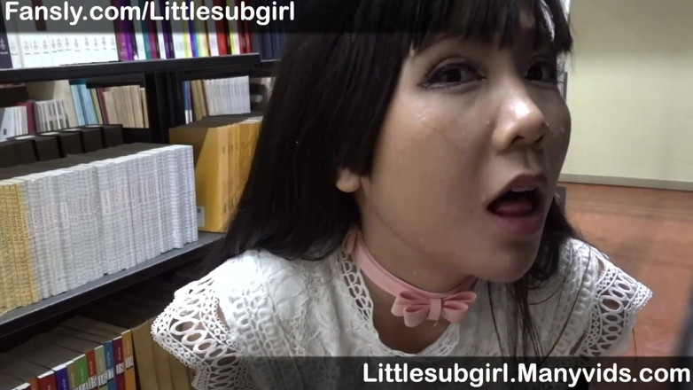 Littlesubgirl: Asiatică sexy își fute pizda în Biblioteca Publică!