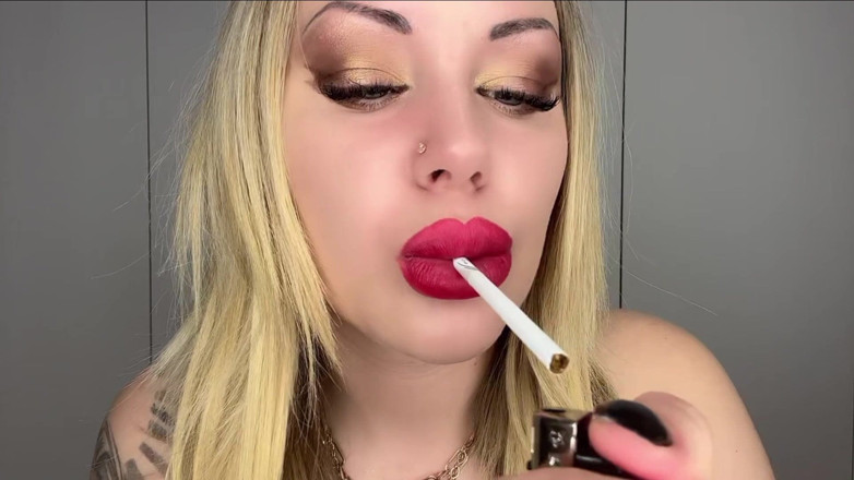 Goddess Misha Goldy: Ich werde deine Brieftasche hart mit meinen rauchenden roten lippen...