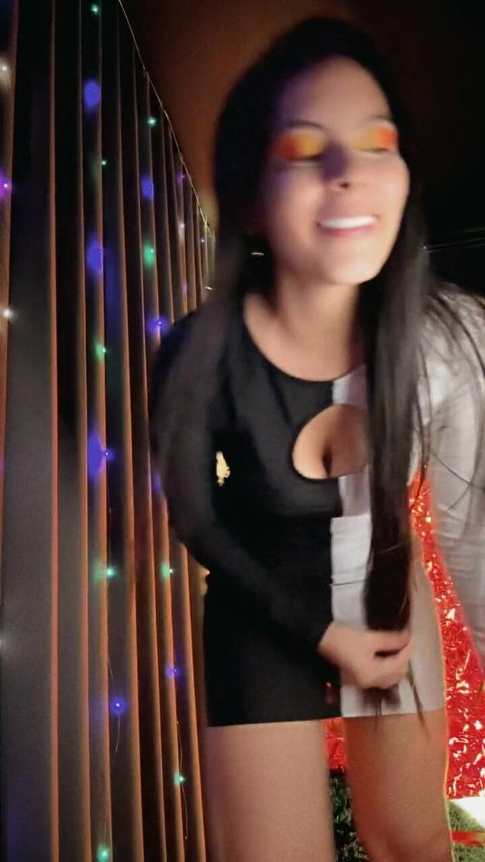 Vika_Sexting: Vika sexting baştan çıkarıcı elbiseyle ekranı çalıyor