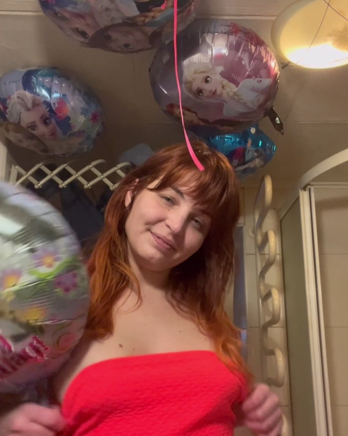 Elena917: Haciendo globos sucios con meada, saliva y comida y lamiendo...