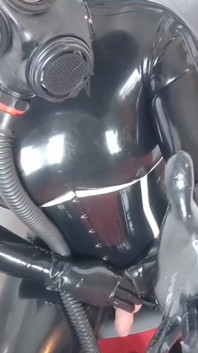 Látex preto e nova máscara de gás
