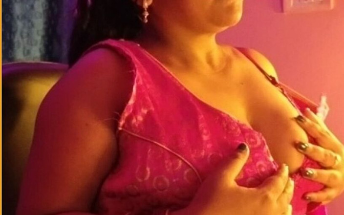 HotGirl21: Sexy heiße desi-dame Ã¶ffnet ihre kleidung und zeigt ihre nackten möpse.
