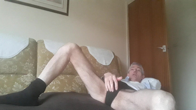 James Dirty Boy: Melancap di sofa..