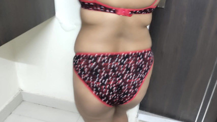 Desi Angel: Моя тітонька показує свої червоні трусики та бюстгальтер і вчить мене сексу