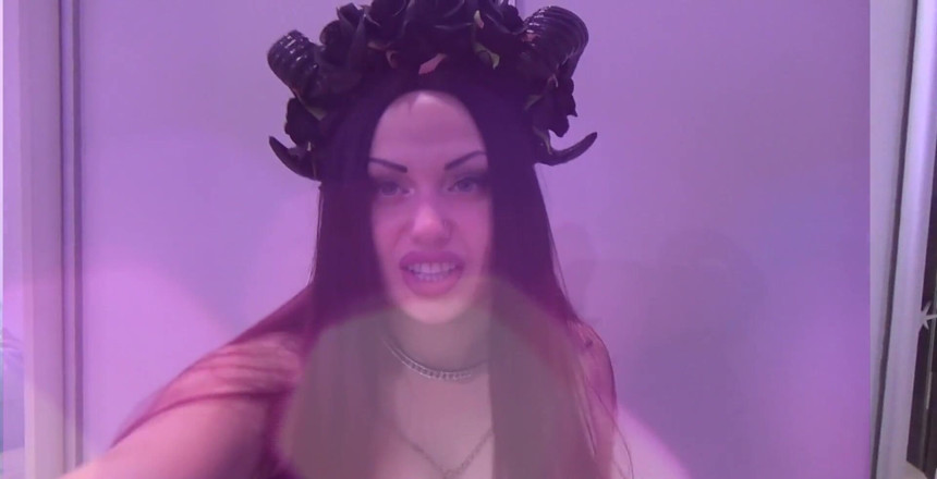 Goddess Misha Goldy: Tu ne peux pas résister à mon corps parfait.