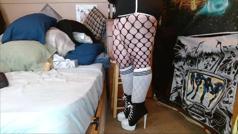 CosmicJones88: Cosmicjones88 stript tot naakt en laat zijn kleine lul zien