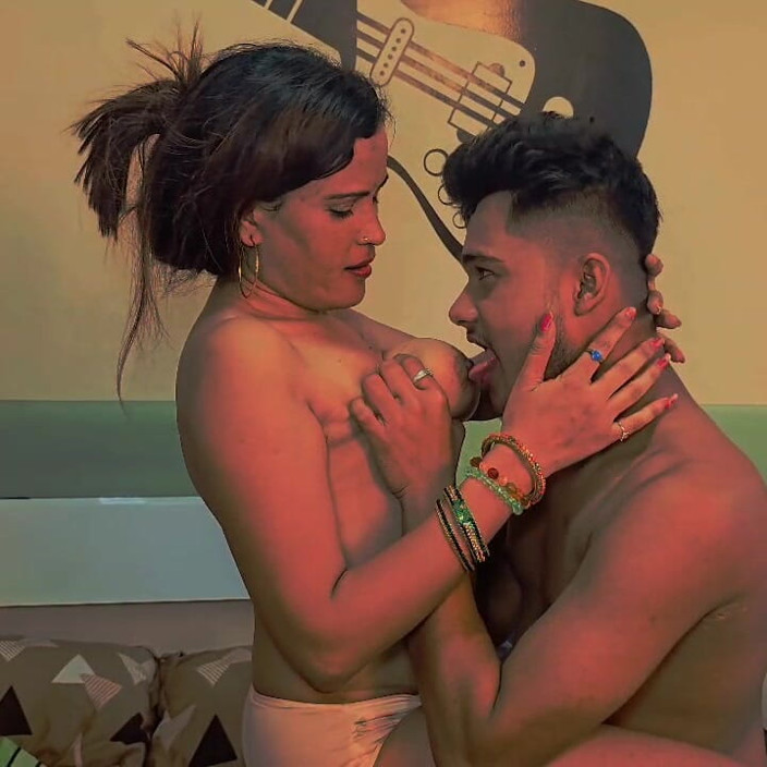 HOTKAMASUTRA: Shanu est allée chez Ruxar, l’a baisée et a donné...