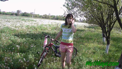 Wet Maya: Pișându-se pe bicicleta ei