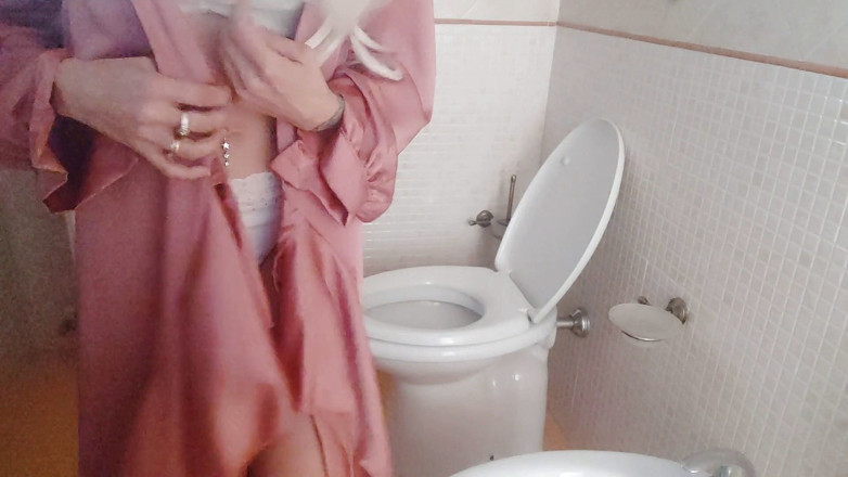 savannahamatoriale: La splendida bambola barbie umana spiata in bagno