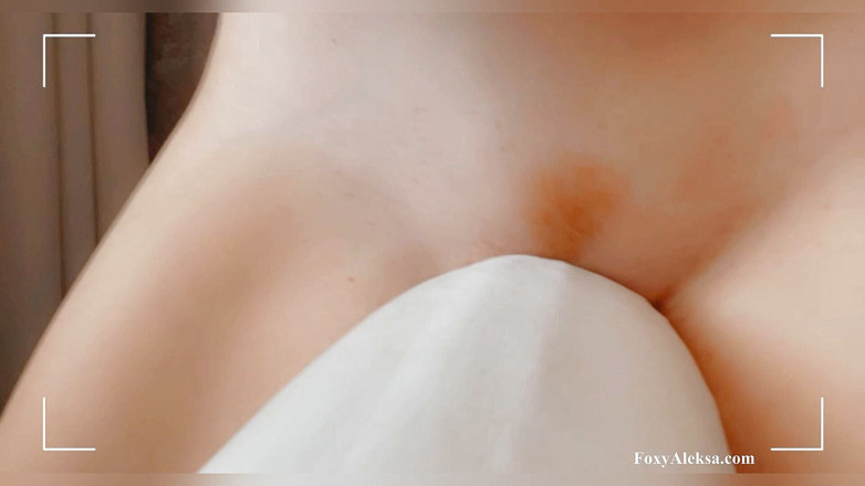 FoxyAleksa: Une petite chatte se tape un oreiller. Une jolie fille...