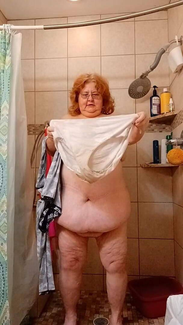BBW nurse Vicki adventures with friends: Putain, j'ai fait pipi dans mon pantalon voir ?