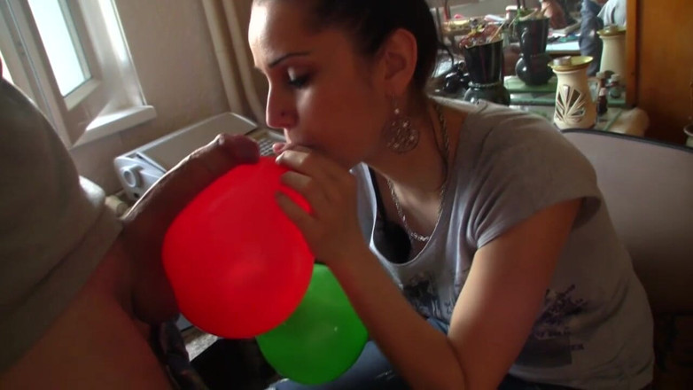 Facial flavor: Une adorable brune lèche le sperme d'un ballon