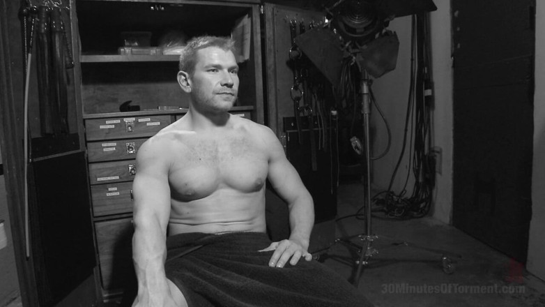 30 Minutes of Torment: Alex Adams endure la bite, les couilles et le cul...