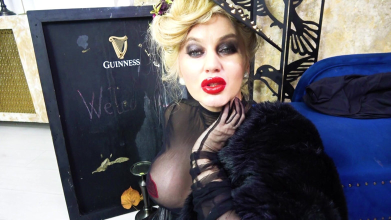Goddess Celine: Le rouge à lèvres embrasse une femdom