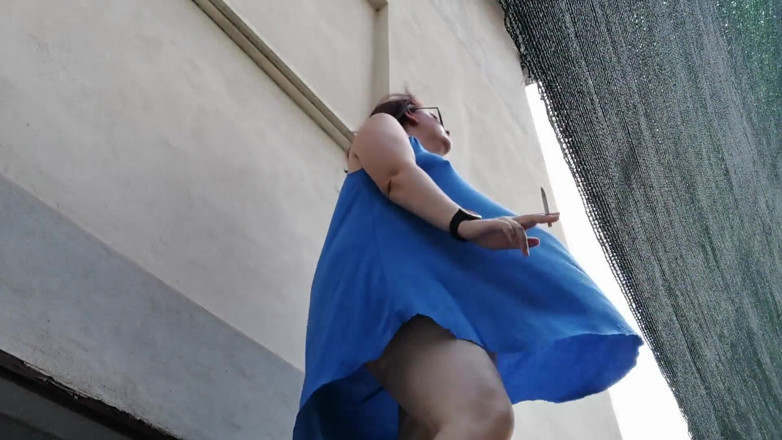 Nicoletta Embassi: Sensacional orina al aire libre, absolutamente tengo que orinar, ¡no puedo...