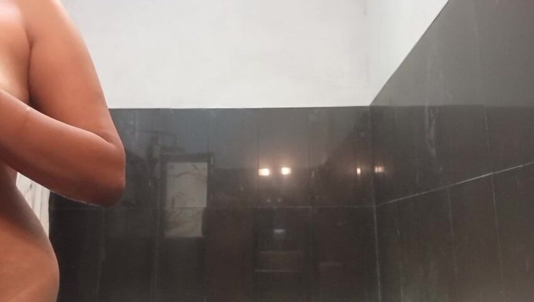 Anne White: Cewek sri lanka ini lagi asik muasin memek beceknya pakai...