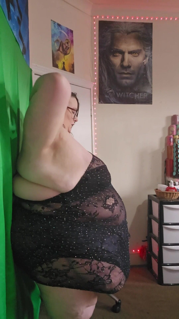SSBBWLadyBrads: Vamos a desnudar y bailar grandota