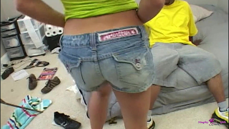 Naughty Black Girls: En amatör hottie med små bröst är involverad i hardcore knull...
