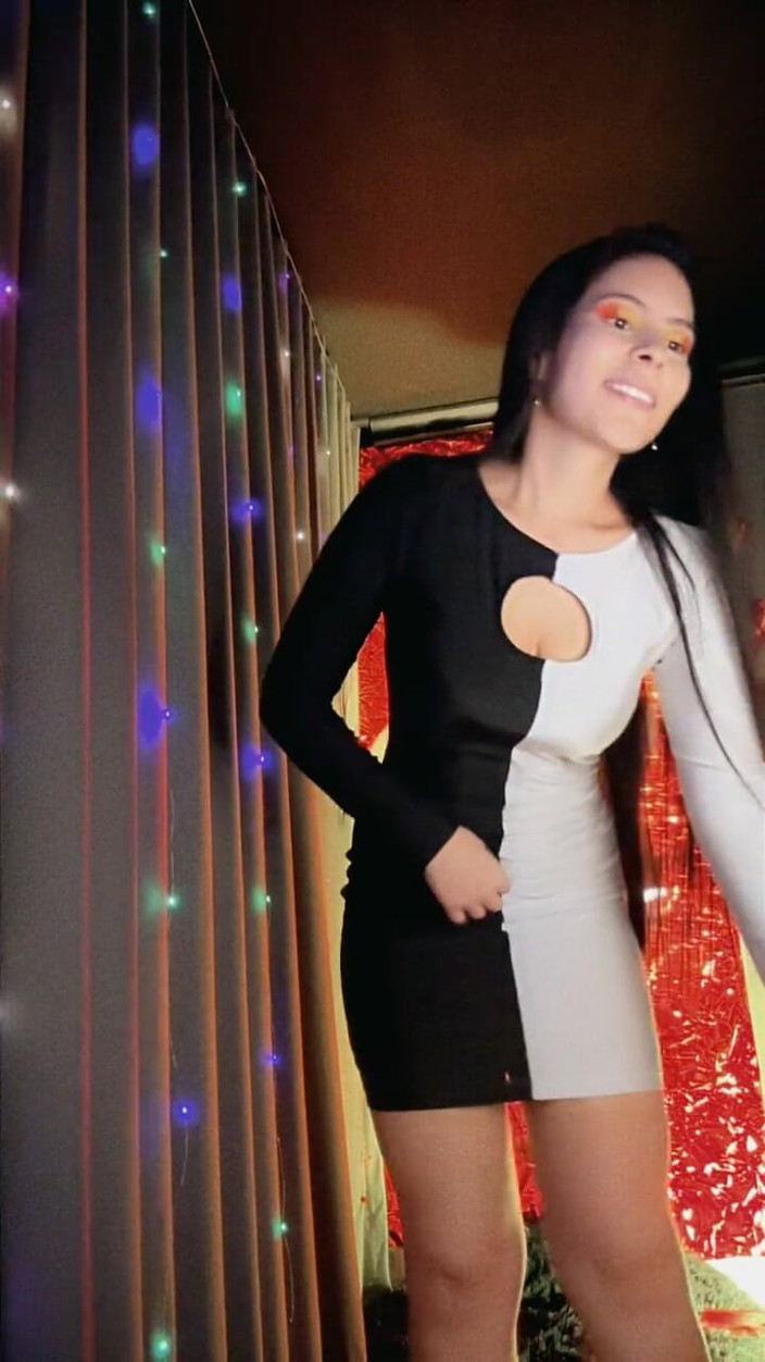 Vika_Sexting: Vika sexting baştan çıkarıcı elbiseyle ekranı çalıyor